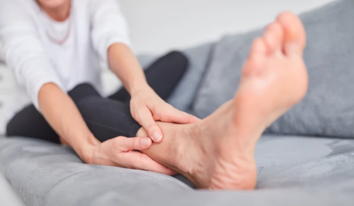 Frau fasst sich ans Bein Schwere Beine