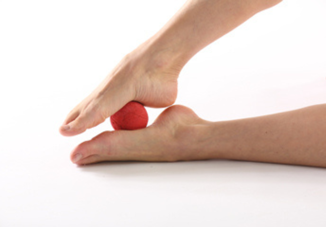 Ball rollen zur Venengymnastik Ball rollen zur Venengymnastik
